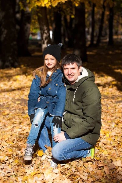 Aile Zamanı Baba Küçük Kız Sonbahar Park — Stok fotoğraf