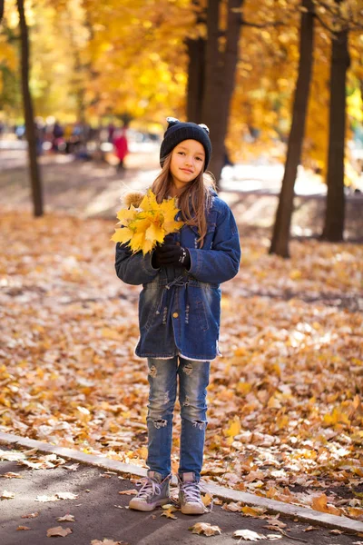 Dospívající Móda Portrét Mladé Dívky Bruneta Džínové Bundy Pozadí Podzimního — Stock fotografie