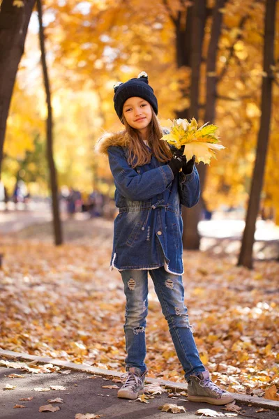 Teens Mode Porträt Eines Jungen Brünetten Mädchens Jeansjacke Hintergrund Des — Stockfoto