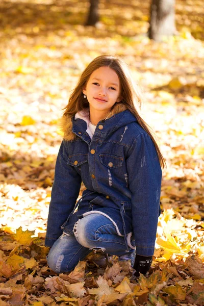 Bellezza Dei Capelli Biondi Ritratto Una Bella Bambina Sullo Sfondo — Foto Stock