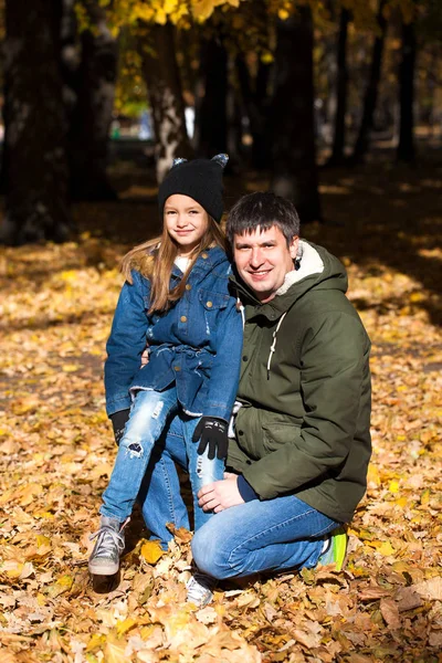 Tiempo Familia Padre Hija Pequeña Parque Otoño —  Fotos de Stock