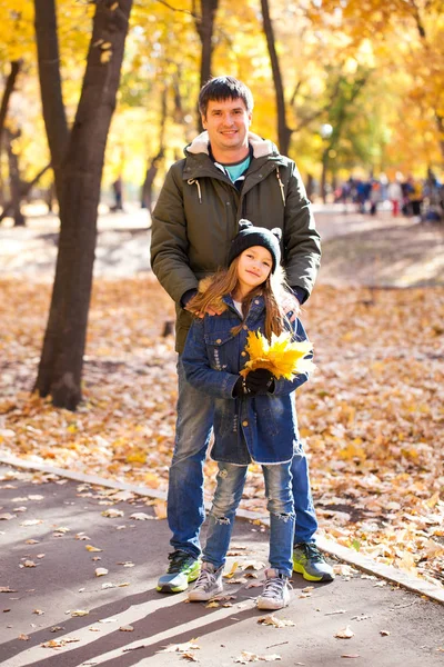 家族との時間 父と幼い娘秋の公園で — ストック写真