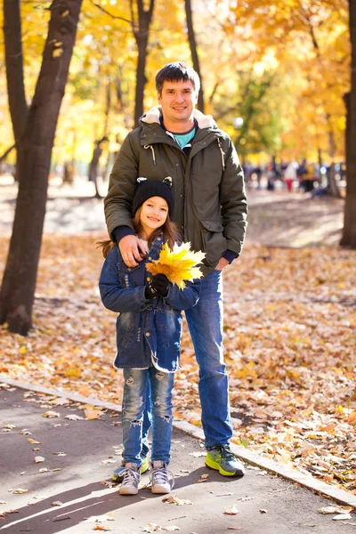 家庭时间 秋季公园的父亲和小女儿 — 图库照片
