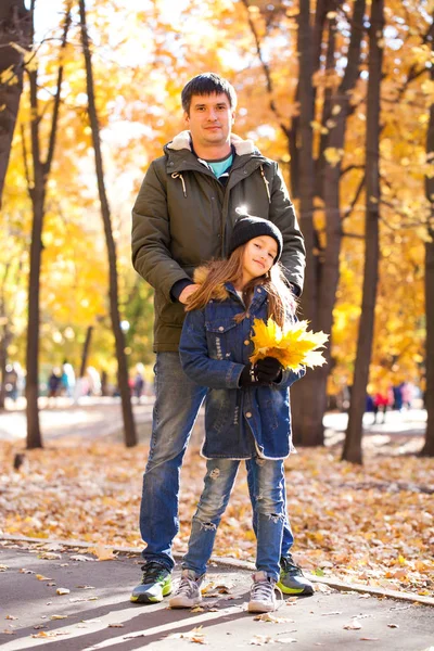 Tempo Família Pai Pequena Filha Parque Outono — Fotografia de Stock