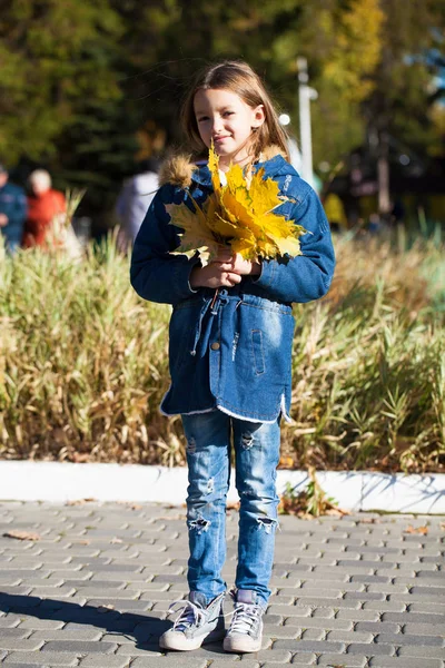 Moda Adolescente Retrato Uma Jovem Morena Jaqueta Jeans Fundo Parque — Fotografia de Stock