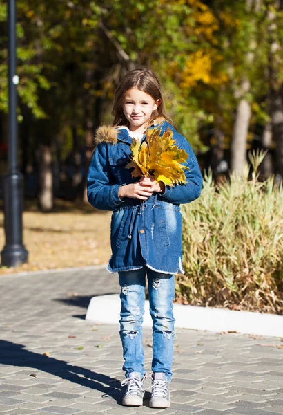 Мода Подростков Портрет Юной Брюнетки Джинсовой Куртке Фоне Осеннего Парка — стоковое фото