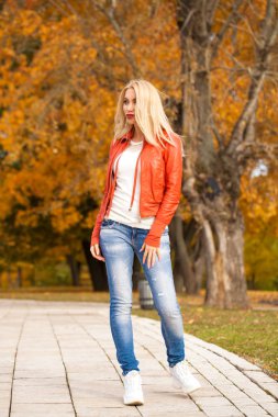 Mutlu gülümseyen güzel genç kadın, sonbahar park açık havada portresi