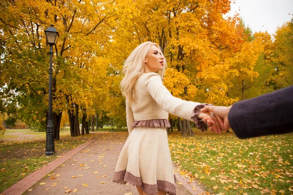 Folgen Sie Mir Schöne Junge Blondine Hält Die Hand Eines — Stockfoto