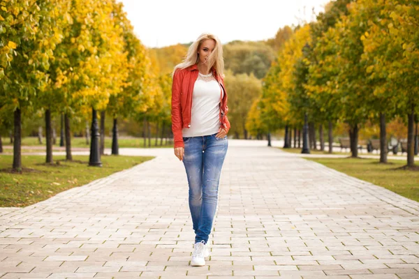 Portret Van Gelukkig Lachend Mooie Jonge Vrouw Herfst Park Buitenshuis — Stockfoto