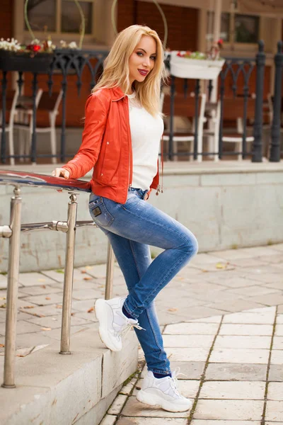 Mutlu Gülümseyen Güzel Sarışın Genç Kadın Mavi Kot Pantolon Kırmızı — Stok fotoğraf