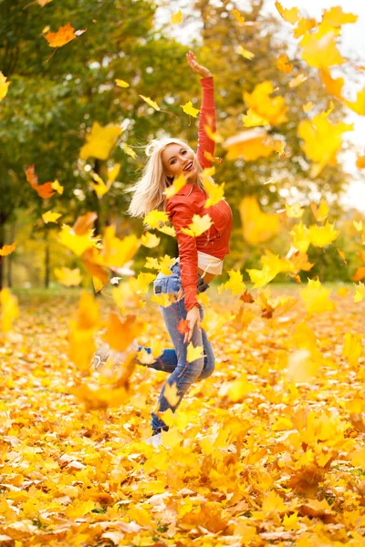 Портрет Счастливой Улыбающейся Красивой Молодой Женщины Осенний Парк Открытом Воздухе — стоковое фото