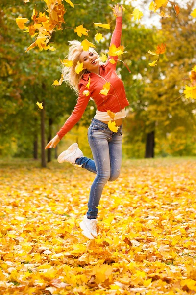 幸せな笑みを浮かべて美しい若い女 秋公園屋外の肖像画 — ストック写真