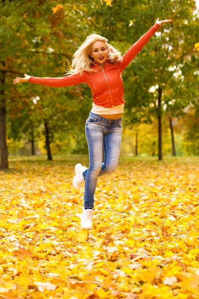 Ritratto Felice Sorridente Bella Giovane Donna Parco Autunnale All Aperto — Foto Stock