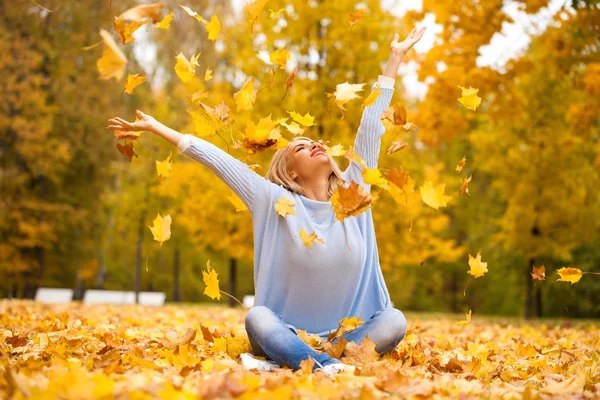 Giovane Donna Bionda Blue Jeans Nel Parco Autunnale — Foto Stock