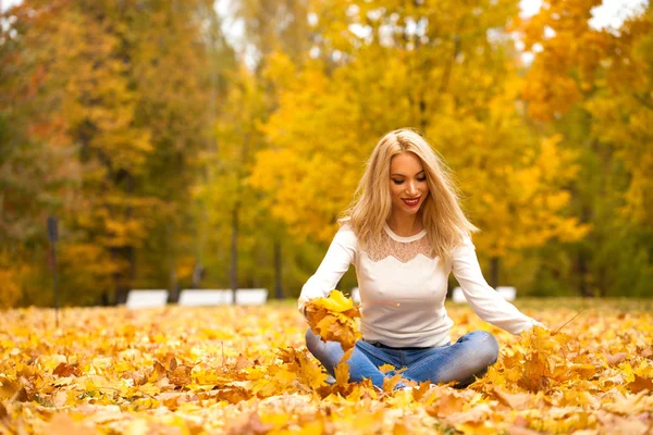 Sonbahar Parkında Kot Pantolonlu Genç Sarışın Kadın — Stok fotoğraf