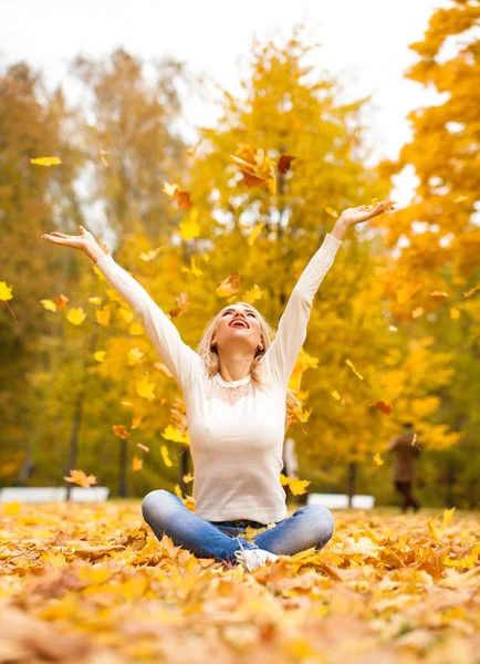 Giovane Donna Bionda Blue Jeans Nel Parco Autunnale — Foto Stock