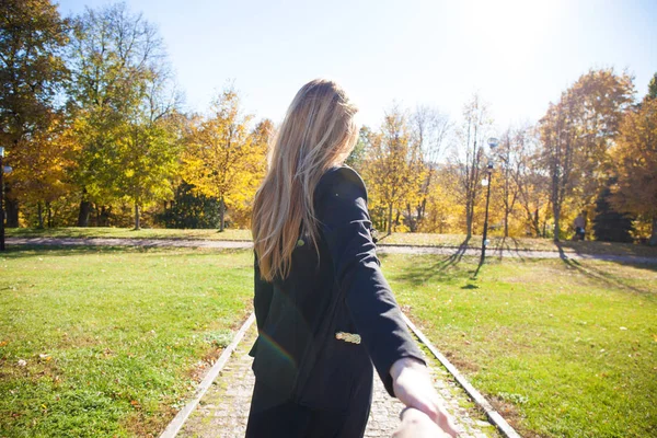 Folgen Sie Mir Schöne Junge Blondine Hält Die Hand Eines — Stockfoto