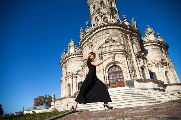 Jonge Mooie Vrouw Zwarte Jurk Achtergrond Van Kerk — Stockfoto