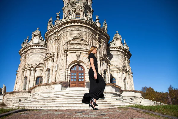 Jeune Belle Femme Robe Noire Sur Fond Église — Photo