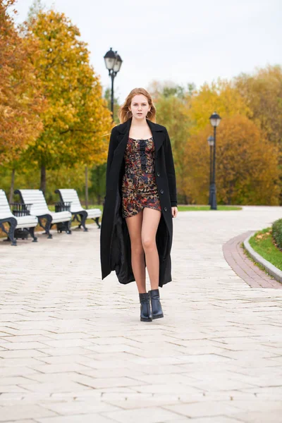 Een Mooi Blond Meisje Een Herfst Park Geel Oranje Bladeren — Stockfoto