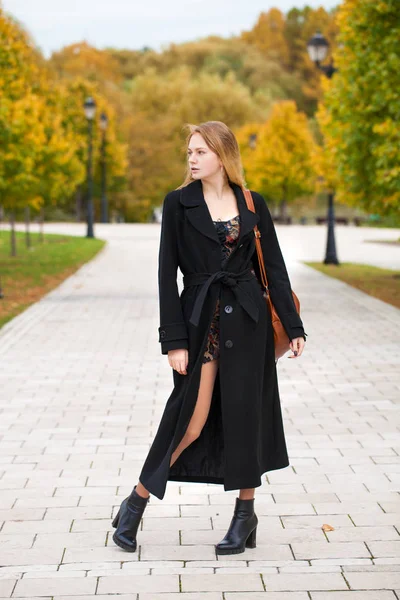 Giovane Bella Donna Bionda Cappotto Nero Che Cammina Sul Parco — Foto Stock