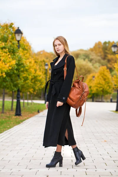 Sonbahar Parkta Yürüyüş Siyah Montlu Sarışın Genç Güzel Kadın — Stok fotoğraf