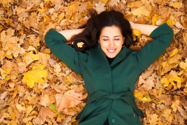 «Ana sayfa» görünümü, bir güzel genç Arap esmer kadın sarı sonbahar yaprakları, açık havada bir arka plan üzerinde portresi