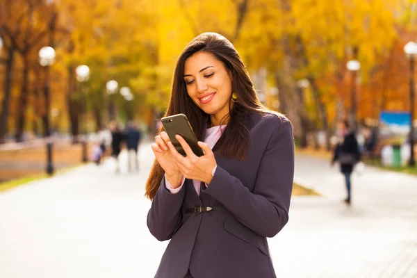 Une Femme Appelle Par Téléphone Joyeux Succès Arabe Femme Affaires — Photo