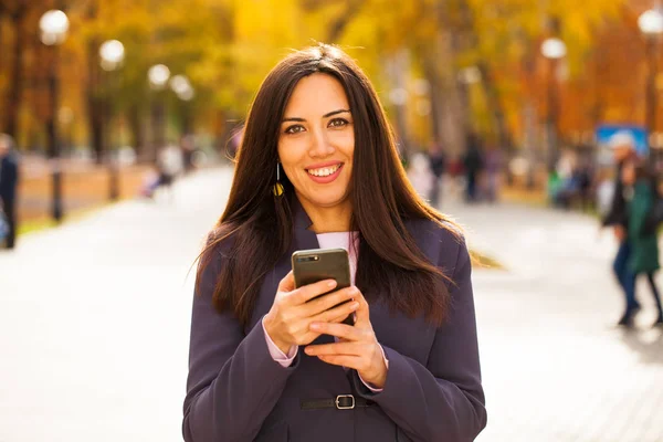 Une Femme Appelle Par Téléphone Joyeux Succès Arabe Femme Affaires — Photo