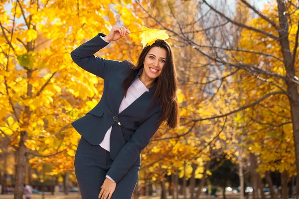 Happy Arabské Úspěšná Podnikatelka Modrém Obleku Podzimním Parku — Stock fotografie