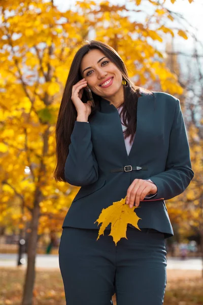 Vrouw Bellen Telefoon Gelukkig Succesvol Arabische Zakenvrouw Blauwe Pak Lopen — Stockfoto