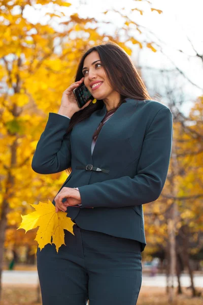 Vrouw Bellen Telefoon Gelukkig Succesvol Arabische Zakenvrouw Blauwe Pak Lopen — Stockfoto