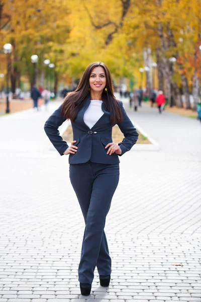 Felice Donna Affari Araba Successo Abito Blu Piedi Nel Parco — Foto Stock