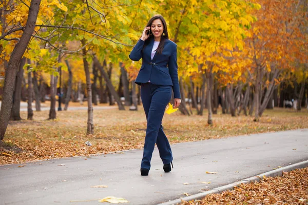 Mulher Ligar Por Telefone Feliz Sucesso Árabe Empresária Terno Azul — Fotografia de Stock