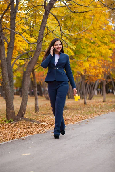 Kvinnan Ringer Telefon Glad Framgångsrika Arab Affärskvinna Blå Kostym Promenader — Stockfoto