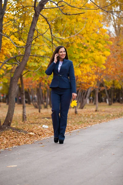 Kvinnan Ringer Telefon Glad Framgångsrika Arab Affärskvinna Blå Kostym Promenader — Stockfoto