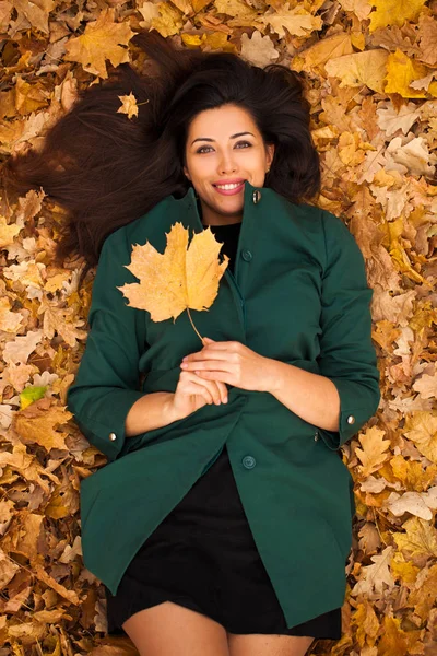 Pohled Portrét Krásná Mladá Arabská Bruneta Žena Pozadí Žluté Podzimní — Stock fotografie