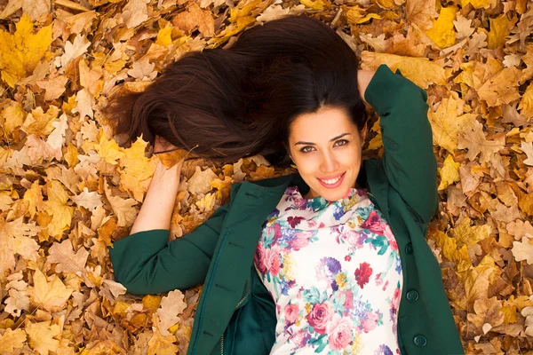 上面図 黄色の秋の紅葉は 屋外の背景に美しい若いアラビア語ブルネット女性の肖像画 — ストック写真