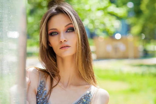 Joven Hermosa Mujer Rubia Verano Vestido Blanco Fondo Calle Verano —  Fotos de Stock