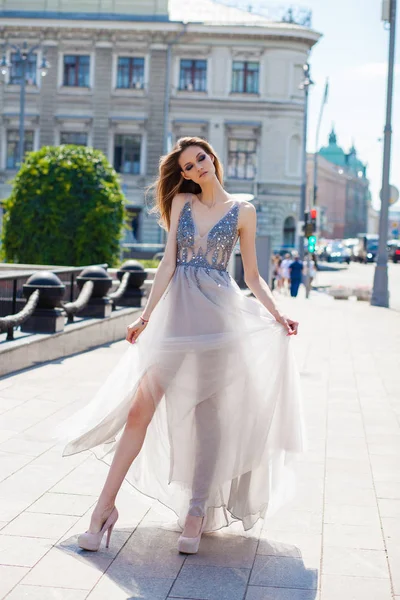 Joven Hermosa Mujer Rubia Verano Vestido Blanco Fondo Calle Verano — Foto de Stock