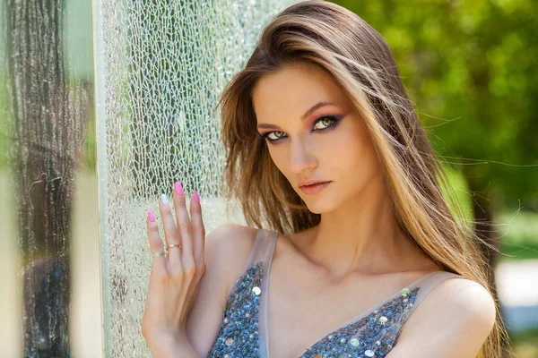 Jovem Bela Mulher Loira Verão Vestido Branco Verão Rua Fundo — Fotografia de Stock