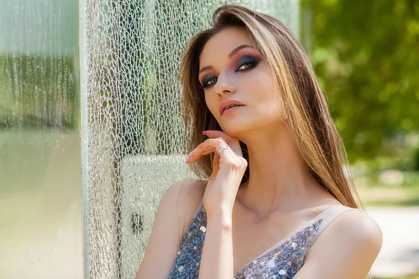 Jovem Bela Mulher Loira Verão Vestido Branco Verão Rua Fundo — Fotografia de Stock