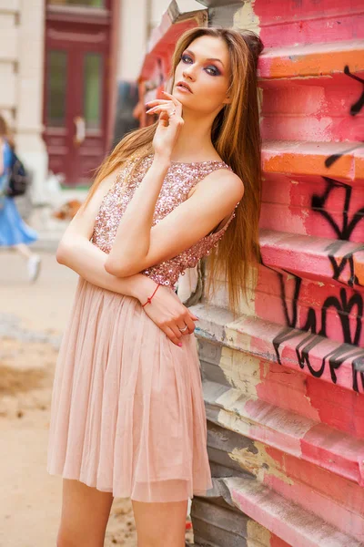 Retrato Cerca Joven Hermosa Mujer Rubia Vestido Rosa Calle Verano — Foto de Stock