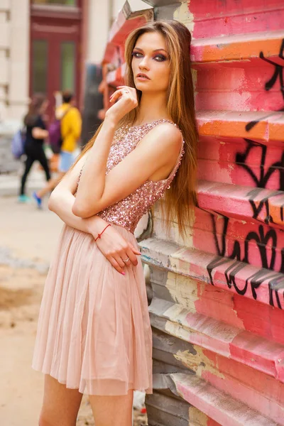 Retrato Cerca Joven Hermosa Mujer Rubia Vestido Rosa Calle Verano —  Fotos de Stock