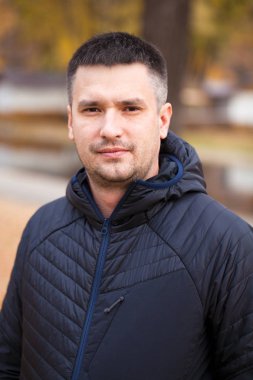 Arka plan Sonbahar Park genç bir adam portresi kapatın
