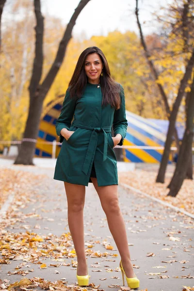 Портрет Молодой Красивой Брюнетки Коротком Зеленом Пальто Прогулка Осеннем Парке — стоковое фото