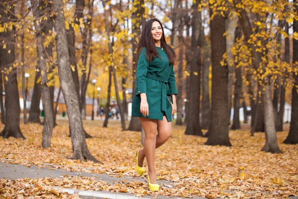 Ritratto Una Giovane Bella Donna Bruna Breve Cappotto Verde Passeggiando — Foto Stock