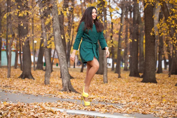 Ritratto Una Giovane Bella Donna Bruna Breve Cappotto Verde Passeggiando — Foto Stock