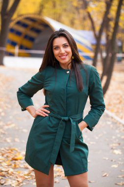 Yeşil ceket, sonbahar park arka plan mutlu Arap kadın 