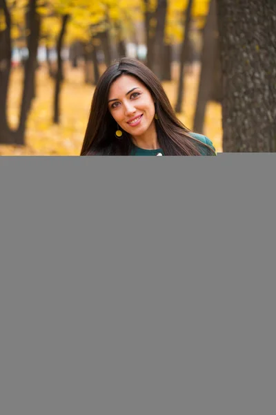 Gelukkig Arabische Vrouw Groene Jas Herfst Park Achtergrond — Stockfoto